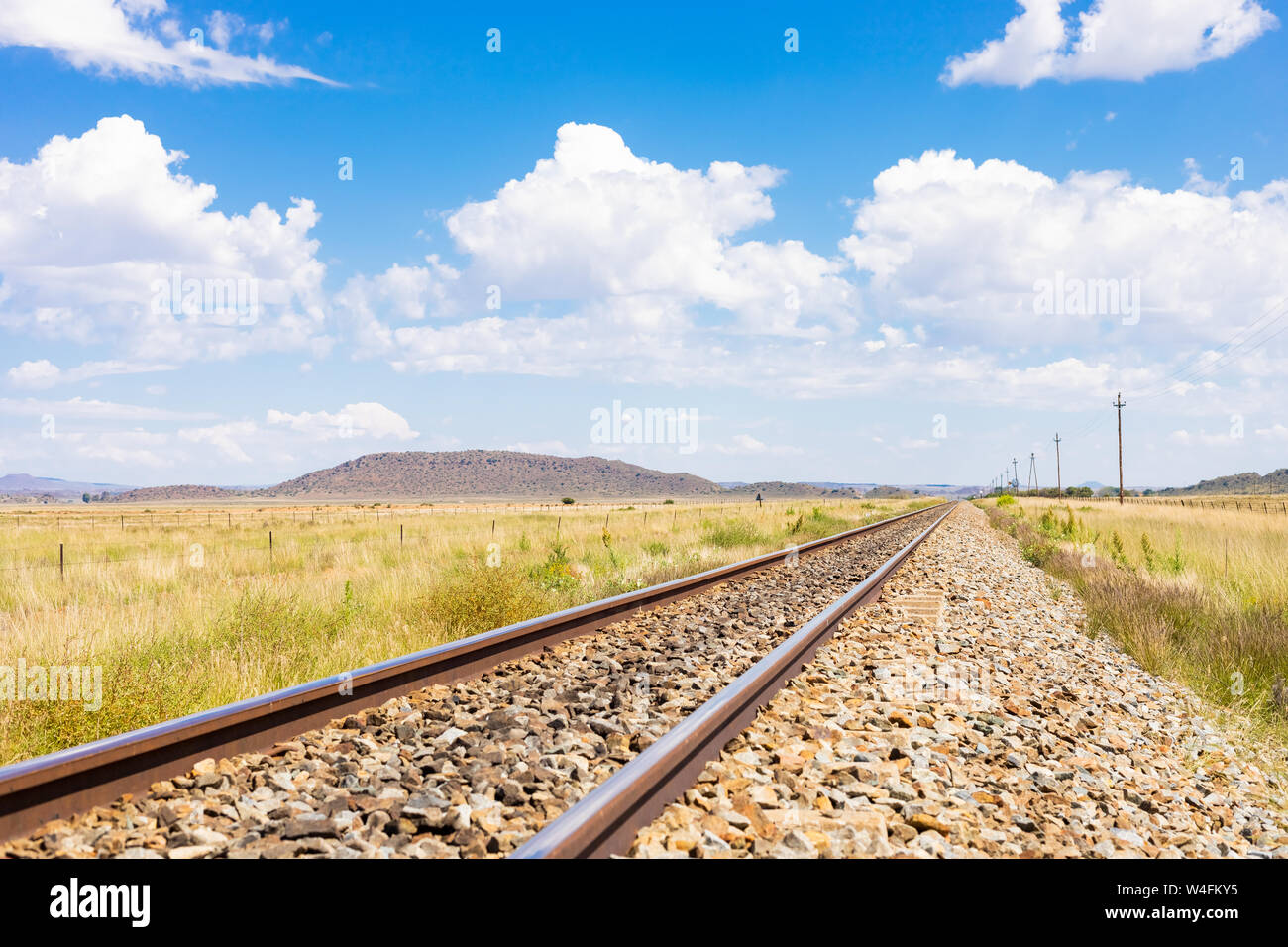 Leere stahl die Bahn in der Landschaft ländliche Ackerland Gebiet von Südafrika Stockfoto