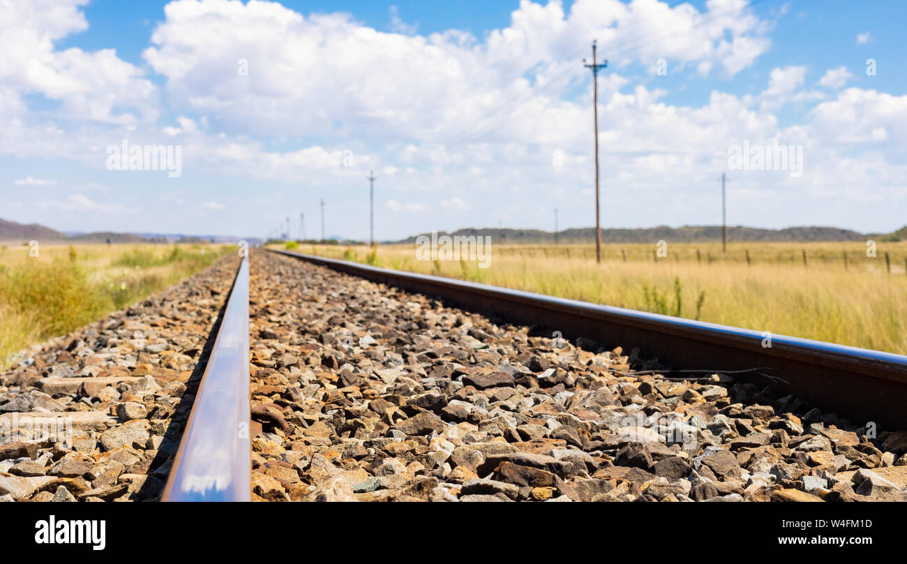 Leere stahl die Bahn in der Landschaft ländliche Ackerland Gebiet von Südafrika Stockfoto