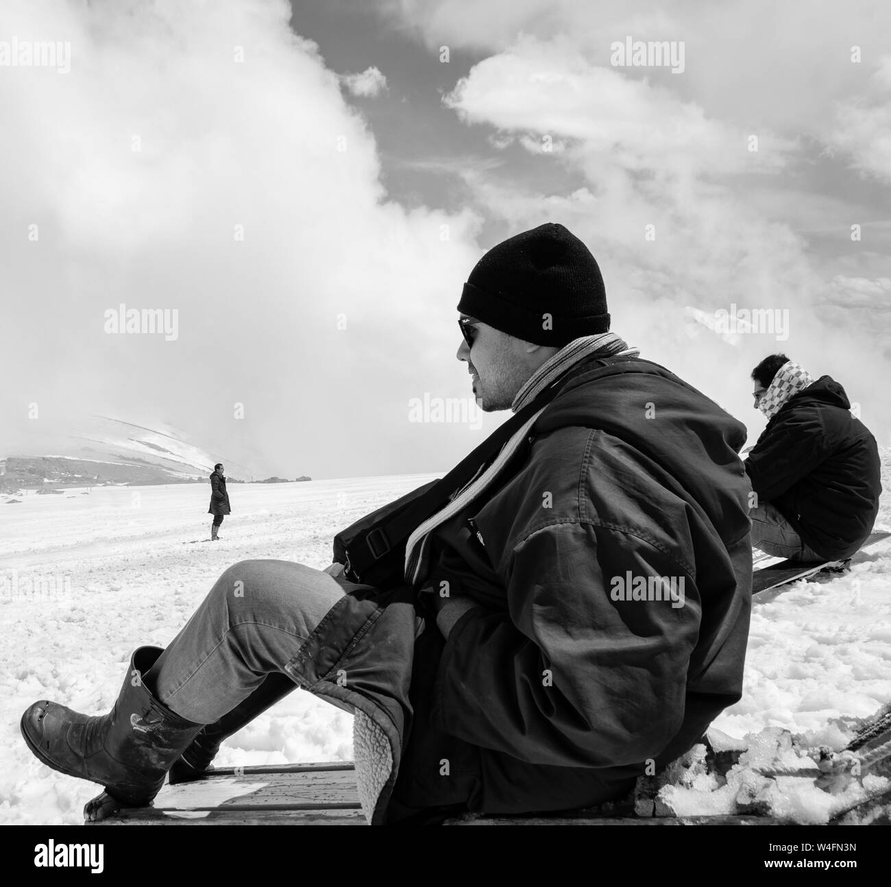 Touristen im Schnee am Gulmarg Gondel Phase 2/Apharwat Peak, Gulmarg, Jammu und Kaschmir, Indien Stockfoto