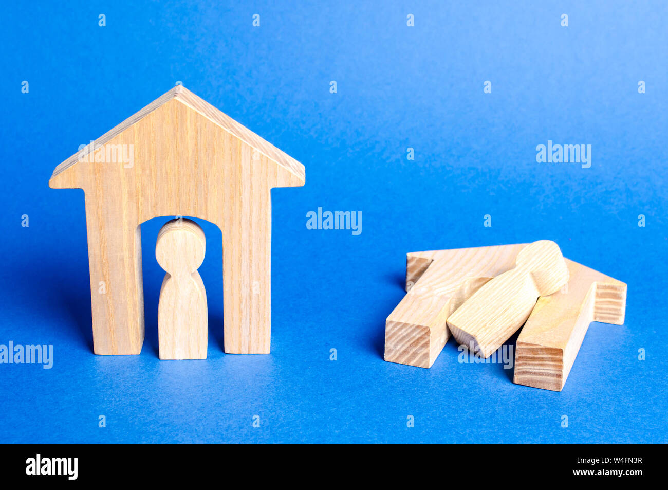 Zahlen unversehrt und zerbrochenen Familien mit Mietern. Das Konzept der Gleichgültigkeit und keine Hilfe in der Not und Katastrophen. Krieg, Konflikt. Assistanc Stockfoto