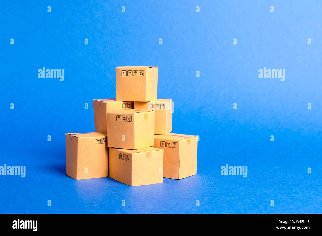 Ein Stapel von Kartons. Produkte, Güter, Handel und Einzelhandel. E-Commerce, Verkauf von Waren über Online Trading Plattform. Fracht, liefern. Stockfoto