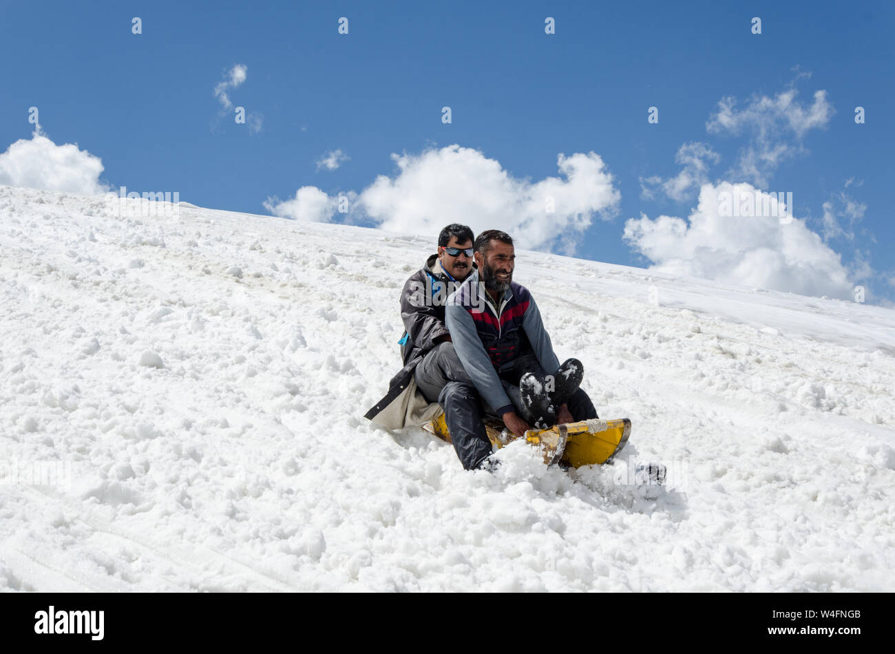 Touristische genießen Hundeschlittenfahrt in Gulmarg Gondel Phase 2/Apharwat Peak, Gulmarg, Jammu und Kaschmir, Indien Stockfoto