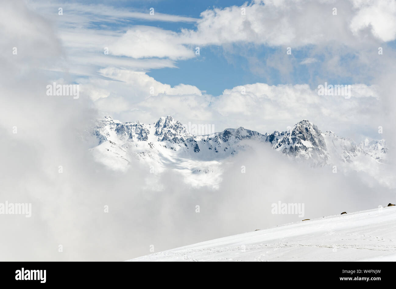 Schöne snowscape und der Berge durch die Clearing Wolken bei Gulmarg Gondel Phase 2/Apharwat Peak, Gulmarg, Jammu und Kaschmir, Indien Stockfoto