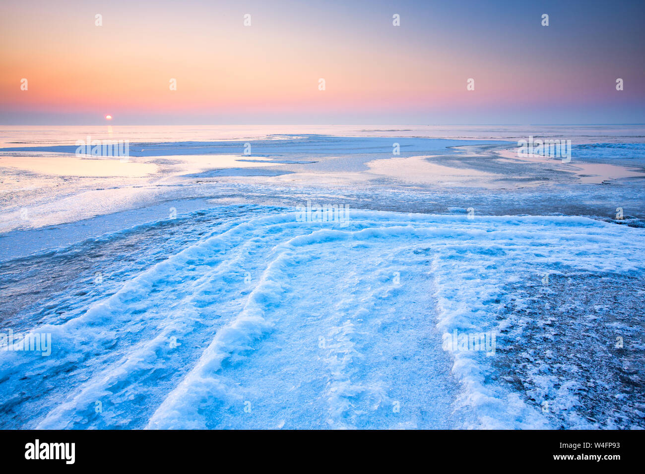 Einer polaren Landschaft im Winter mit Eis und Schnee und eine bunte Landschaft mit einem blauen und rosa Himmel Stockfoto