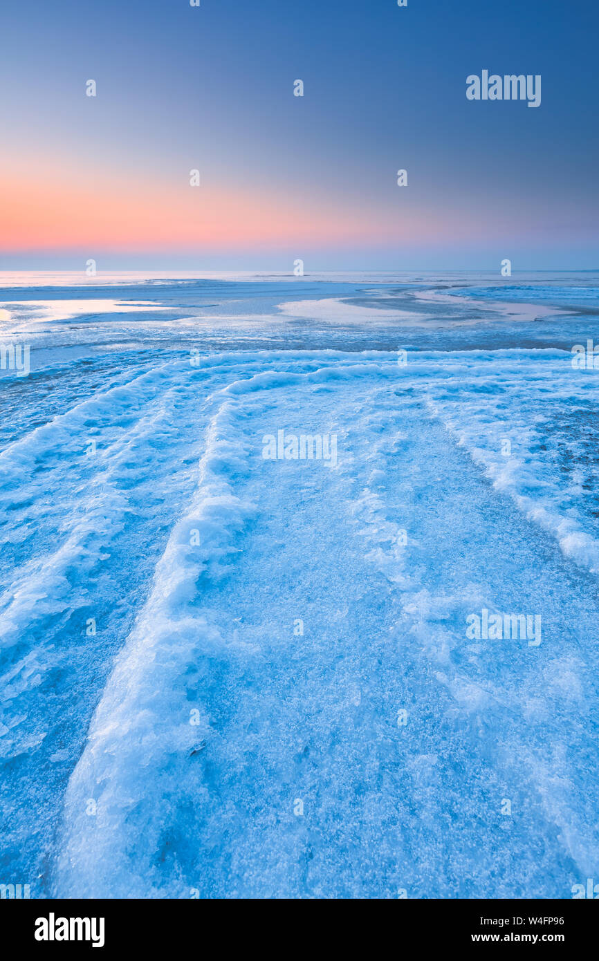 Einer polaren Landschaft im Winter mit Eis und Schnee und eine bunte Landschaft mit einem blauen und rosa Himmel Stockfoto