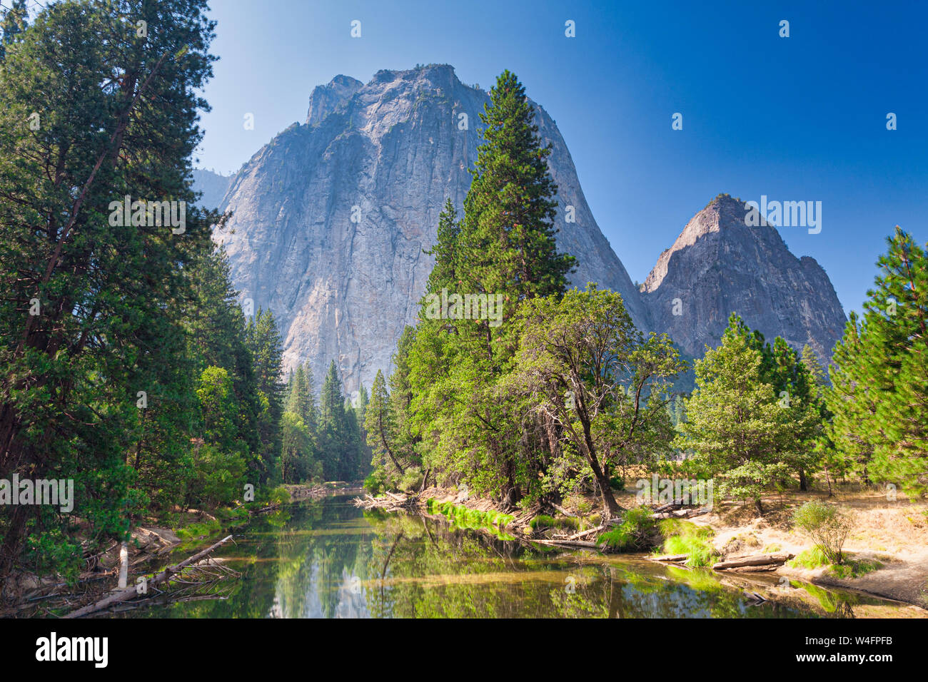 Blick auf den Merced River und El Capitan im Yosemite National Park, USA Stockfoto
