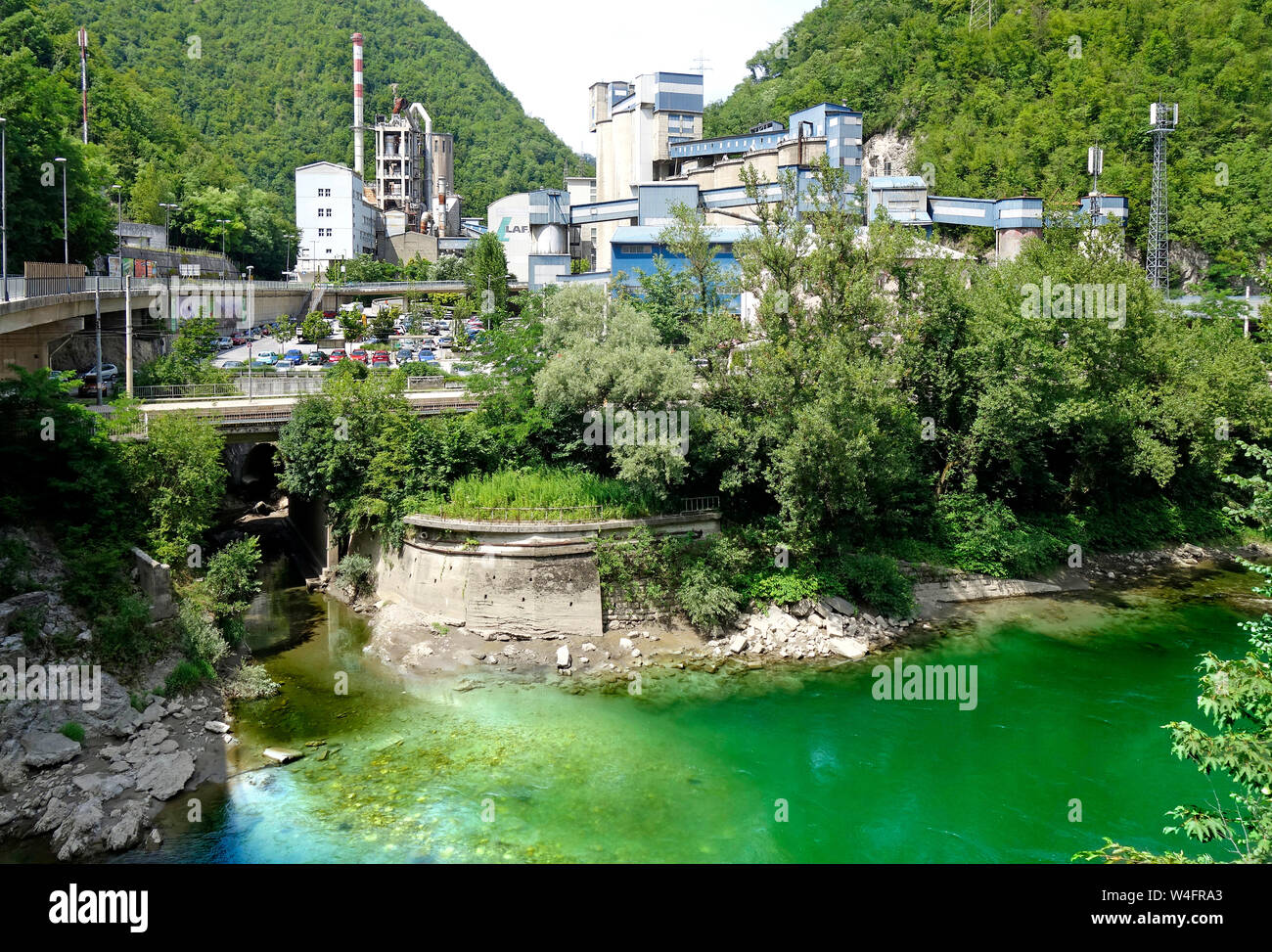 Industrielle Anlagen am Stadtrand von trbovlje Stadt. Blick über Fluss Sava. Slovenija Stockfoto