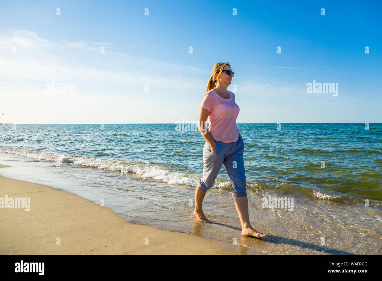 Frau Aufwachen am Strand Stockfoto