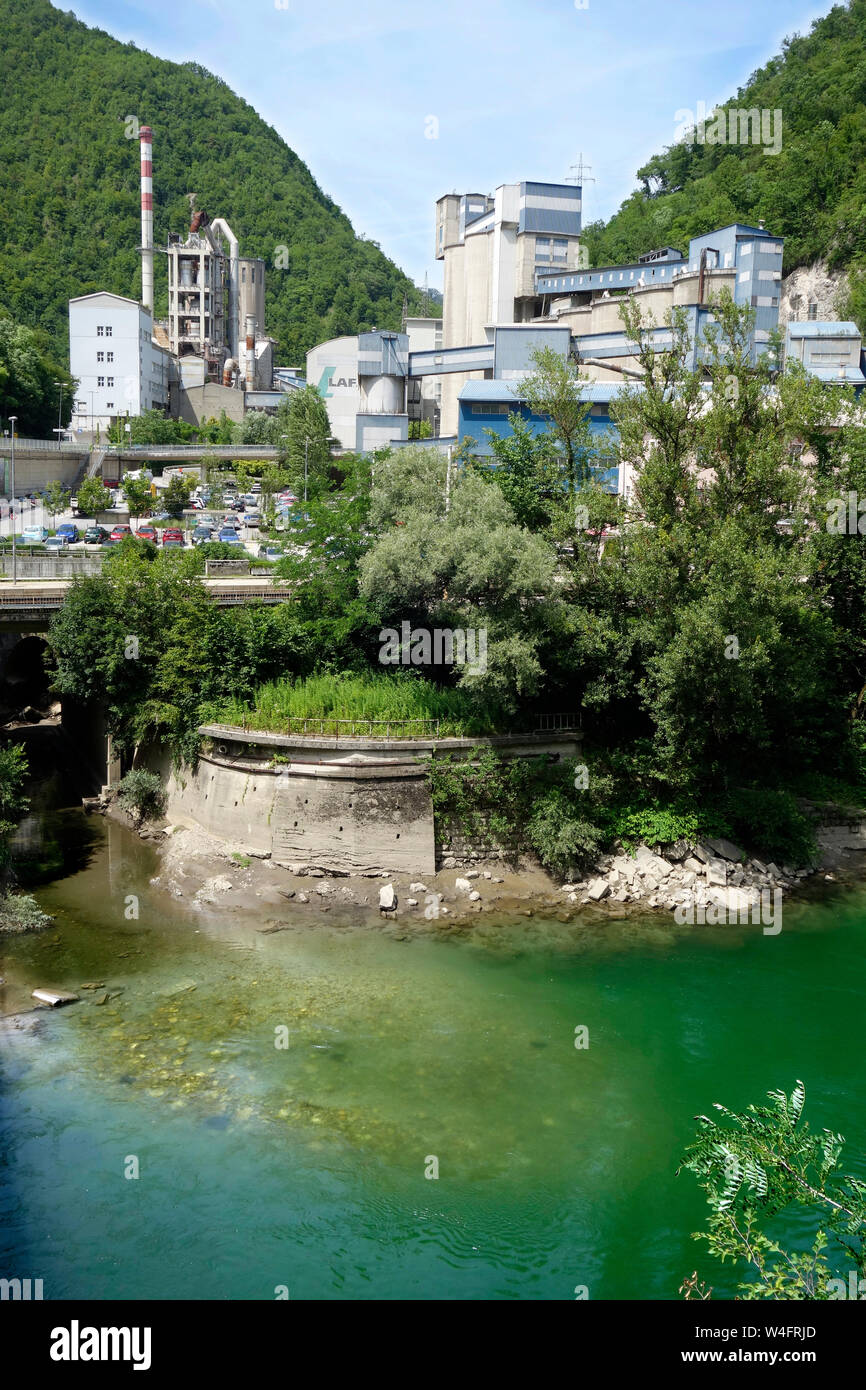 Industrielle Anlagen am Stadtrand von trbovlje Stadt. Blick über Fluss Sava. Slovenija Stockfoto