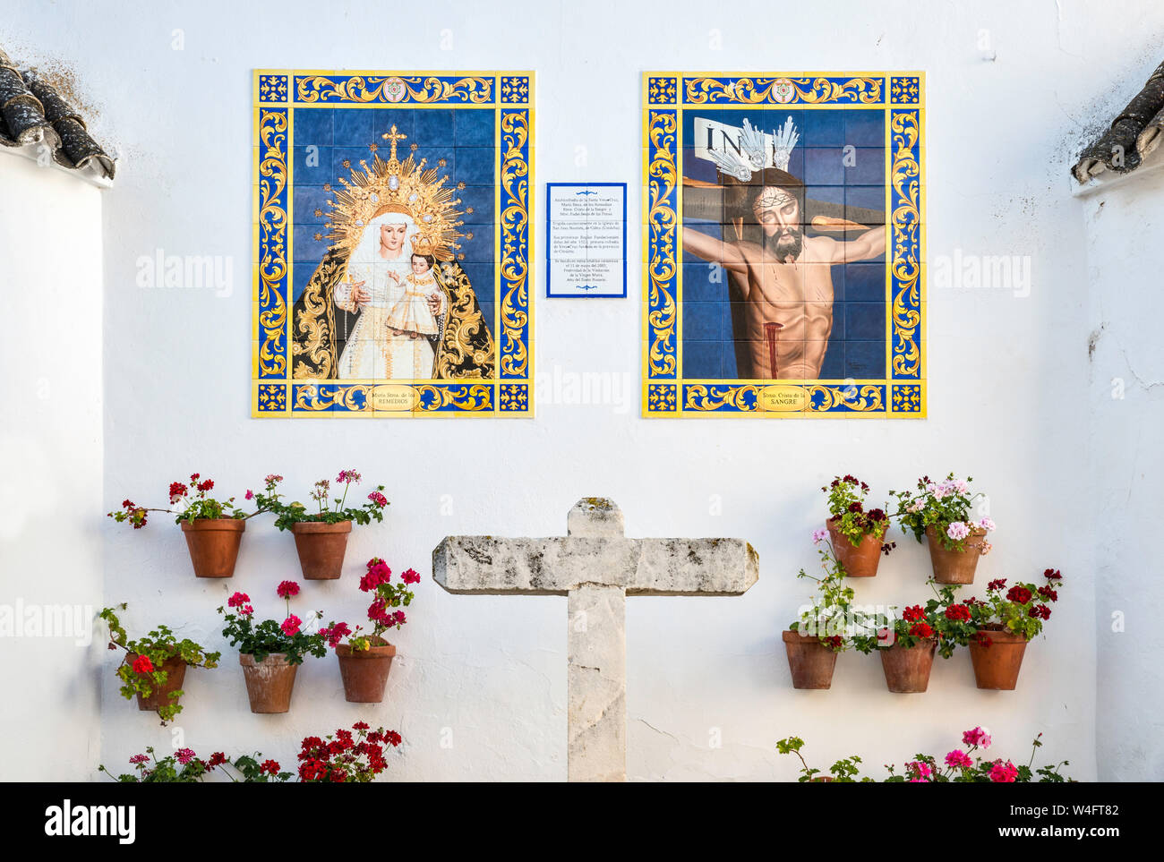 Geburt und Kreuzigung Fliese Anstriche an der Iglesia de San Juan Bautista in Cabra, Provinz Córdoba, Andalusien, Spanien Stockfoto