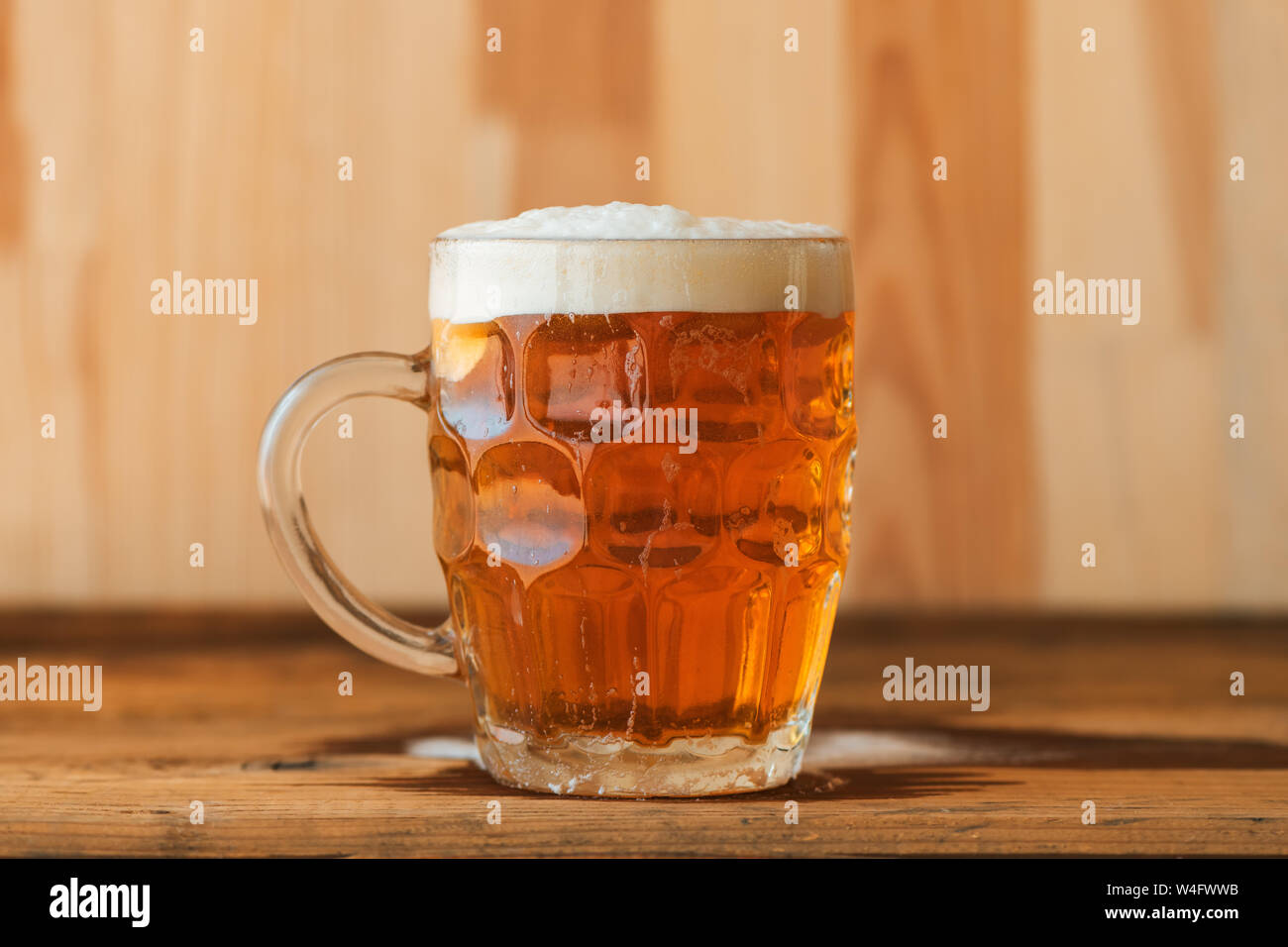 Bierkrug am Tresen, ein Glas mit frischem Alkohol trinken Stockfoto