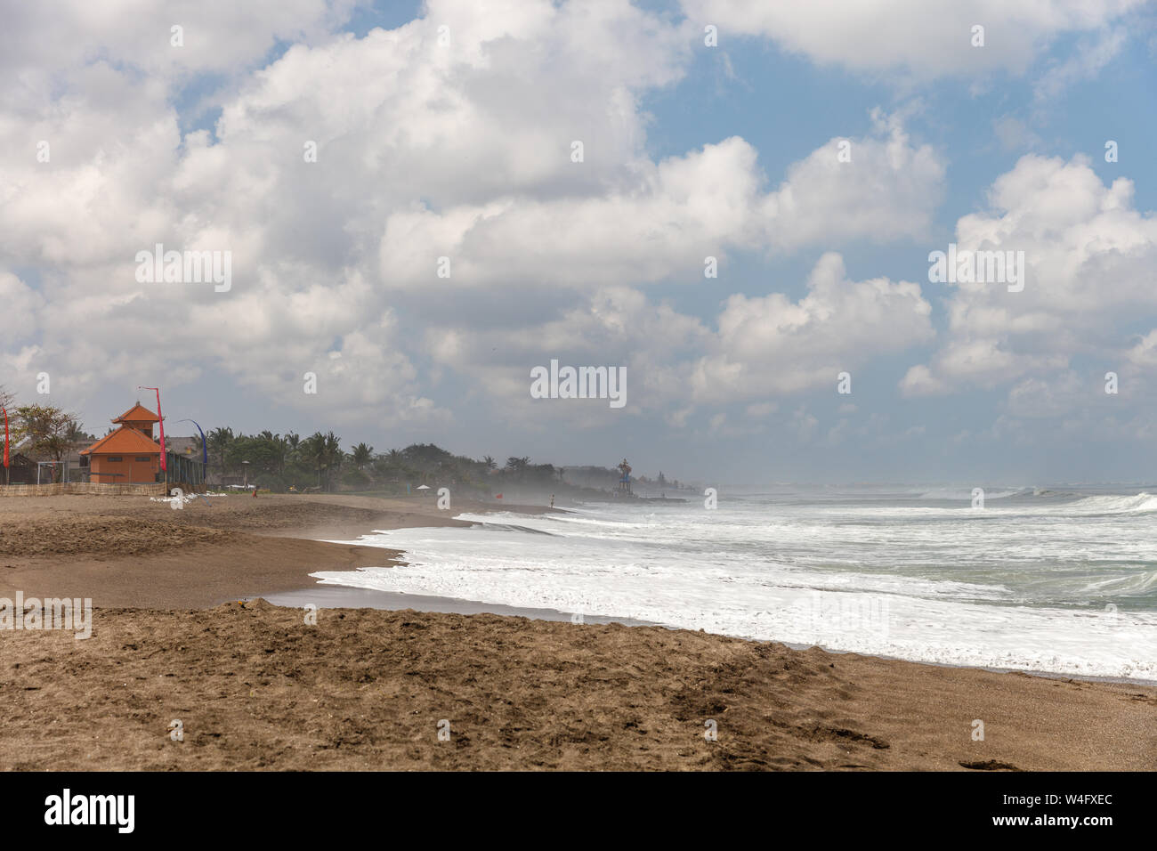 Anzeigen von Pantai Munggu Munggu (Strand), Bali, Indonesien. Vulkanischen schwarzen Sand, das Meer, die Wellen. Stockfoto