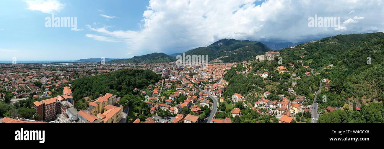 Massa, Massa Carrara/Italien - Luftbild der Malaspina Schloss der Stadt Massa. Cybo Burg auf die Apuanischen Alpen Stockfoto
