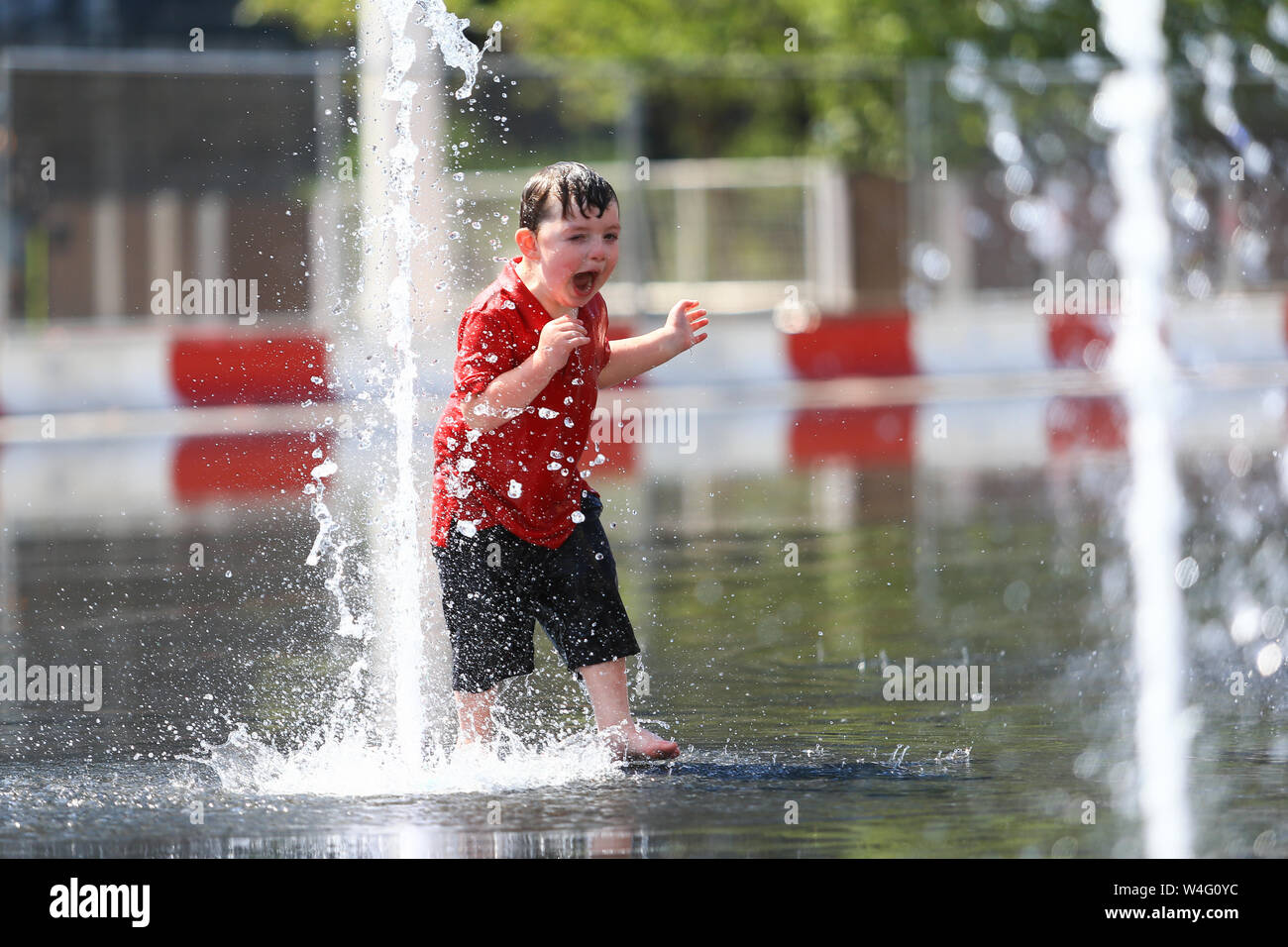 Junge Spaß in Stadt Wasserfontänen, Birmingham, Großbritannien Stockfoto