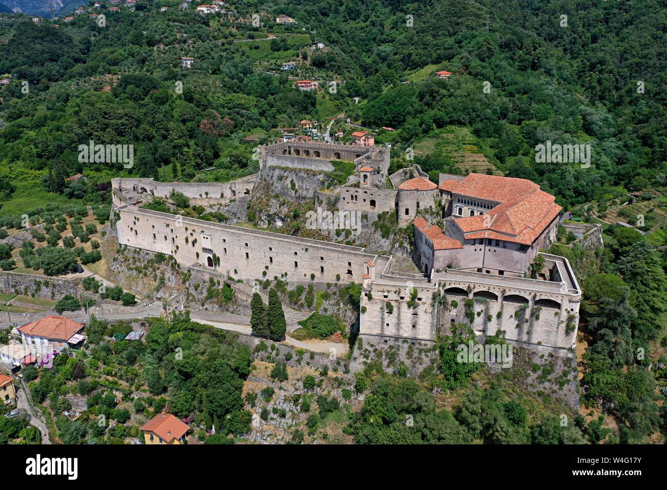 Massa, Massa Carrara/Italien - Luftbild der Malaspina Schloss der Stadt Massa. Cybo Burg auf die Apuanischen Alpen Stockfoto
