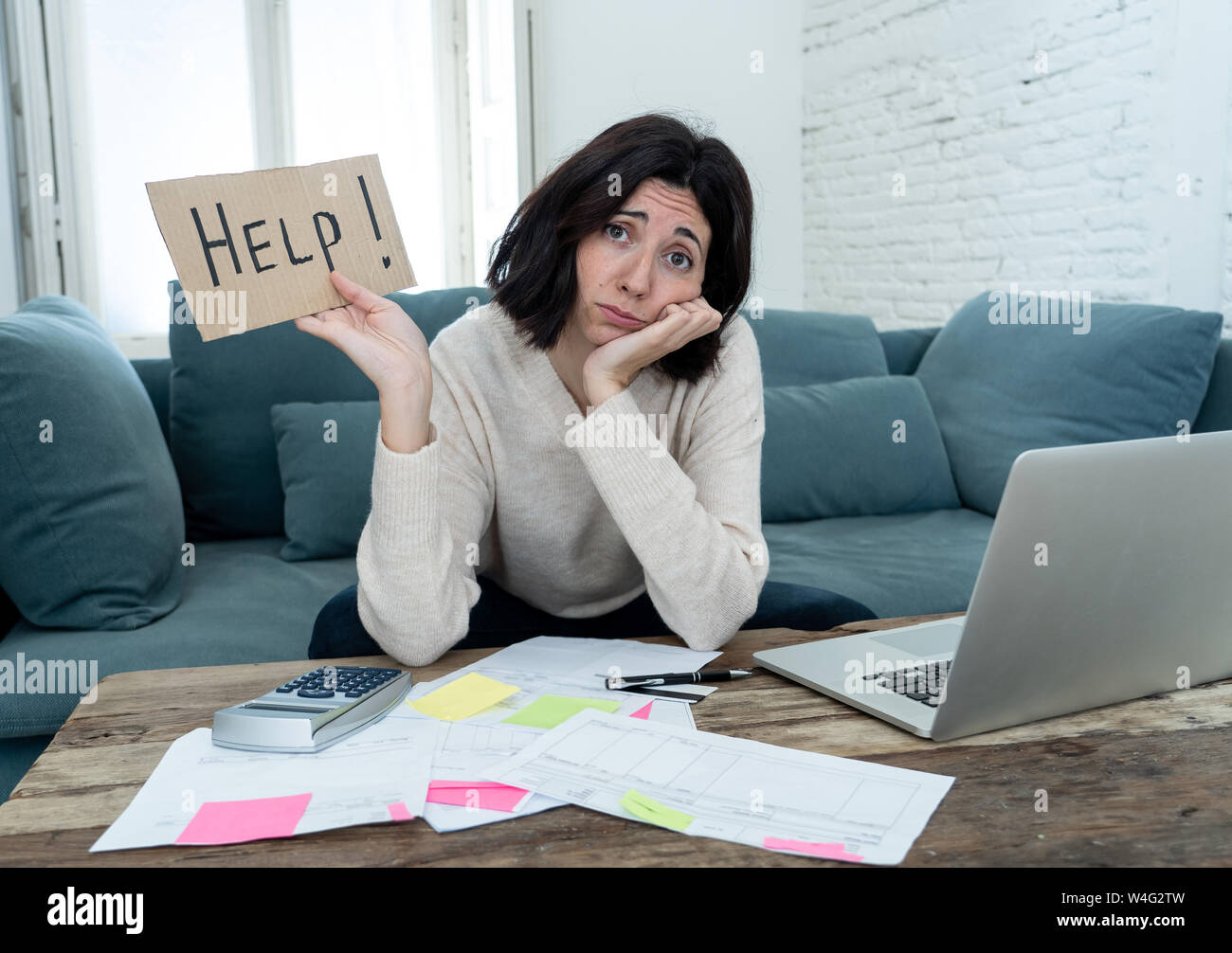 Portrait von sorgen junge Frau Gefühl gestresst und verzweifelt um Hilfe zu bitten, in der du Rechnungen bezahlen, Schulden, Steuern und Rechnungswesen home Finanzen mit Stockfoto