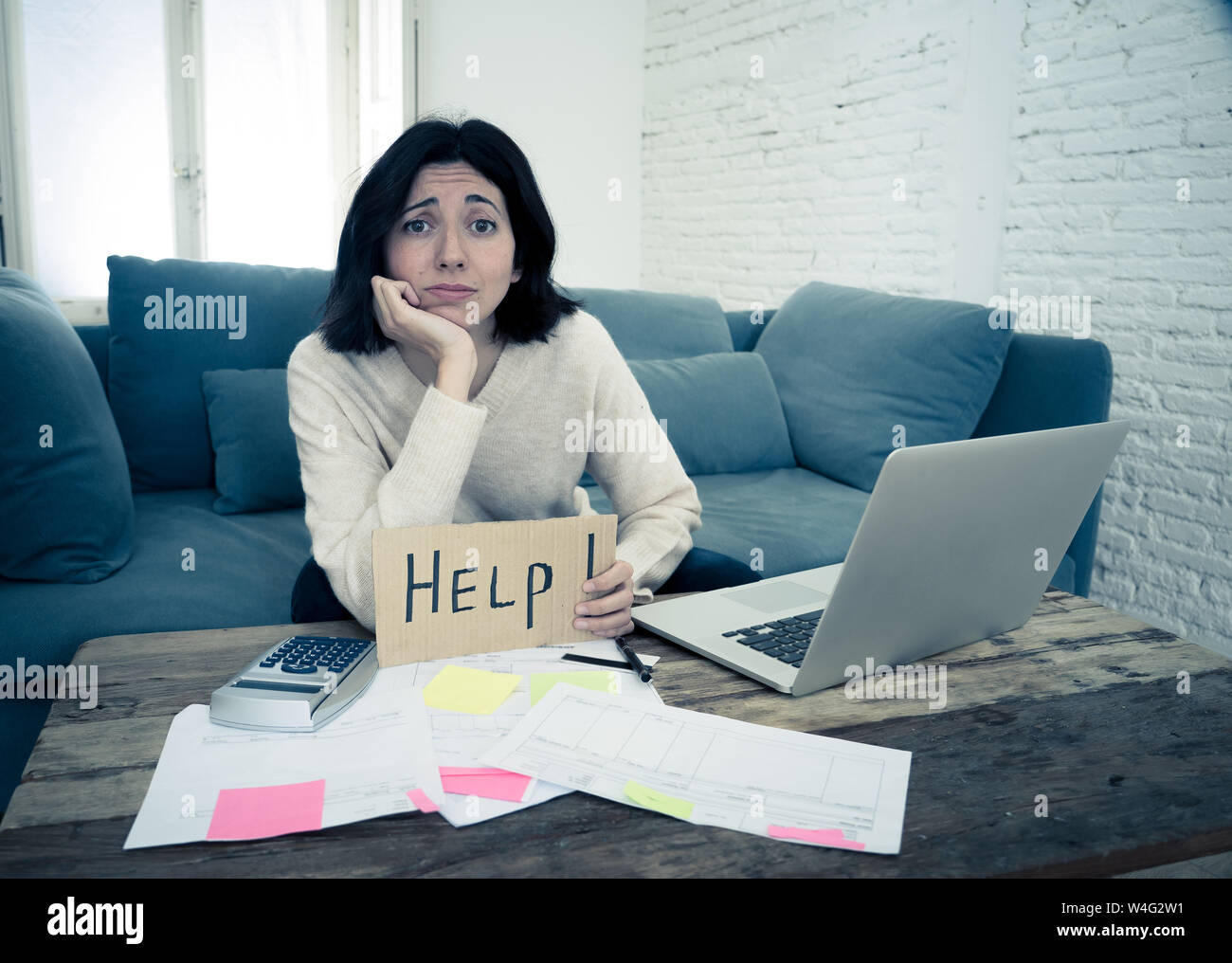 Portrait von sorgen junge Frau Gefühl gestresst und verzweifelt um Hilfe zu bitten, in der du Rechnungen bezahlen, Schulden, Steuern und Rechnungswesen home Finanzen mit Stockfoto