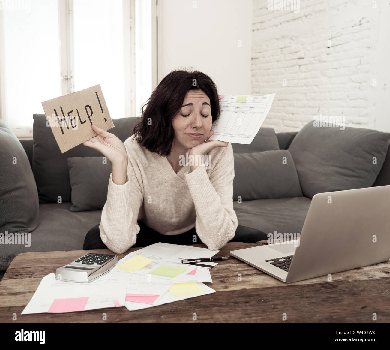 Portrait von sorgen junge Frau Gefühl gestresst und verzweifelt um Hilfe zu bitten, in der du Rechnungen bezahlen, Schulden, Steuern und Rechnungswesen home Finanzen mit Stockfoto