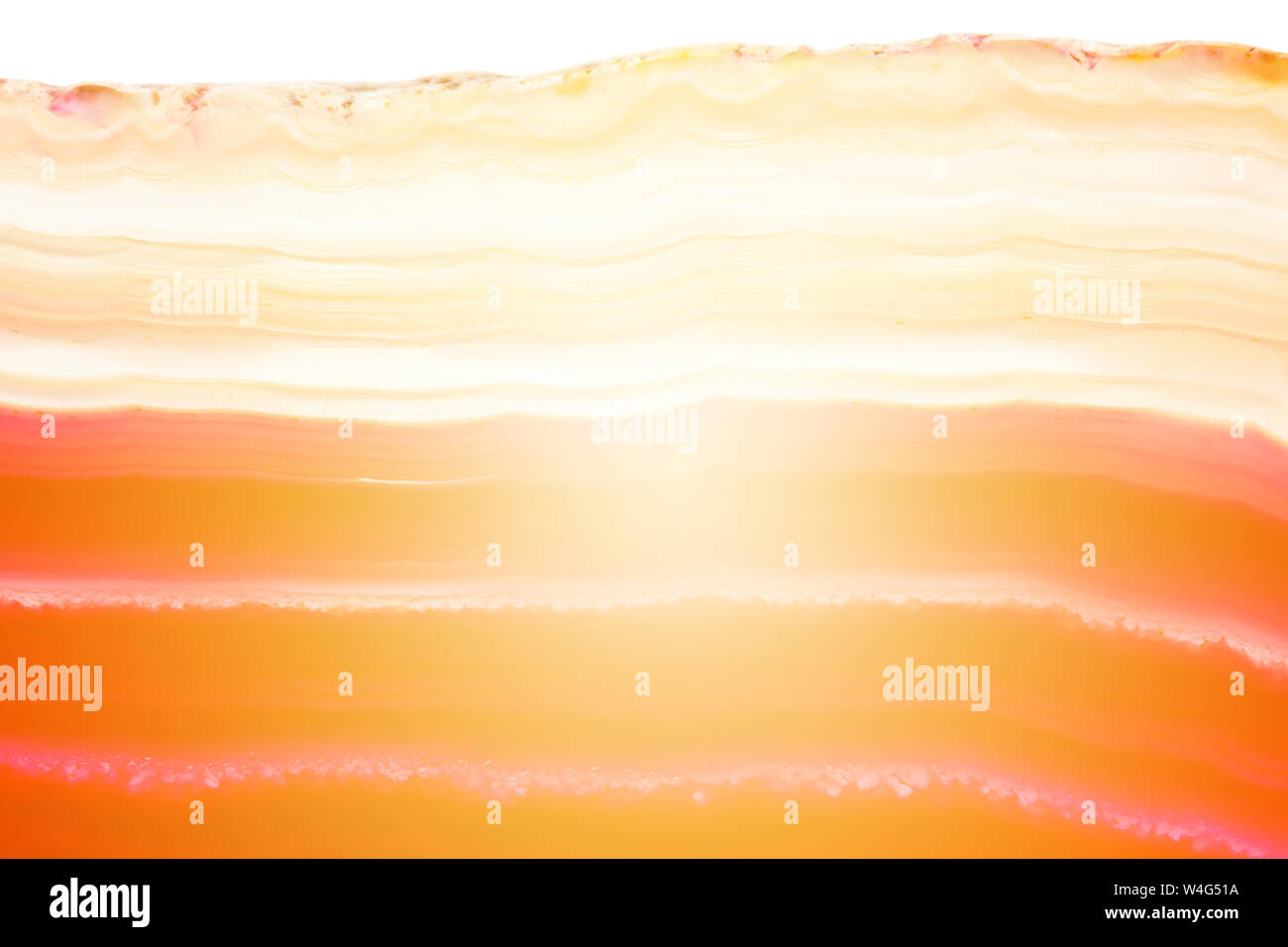 Zusammenfassung Hintergrund, rot und orange Achat mineral Querschnitt mit Sunbeam auf weißem Hintergrund gestreift Stockfoto