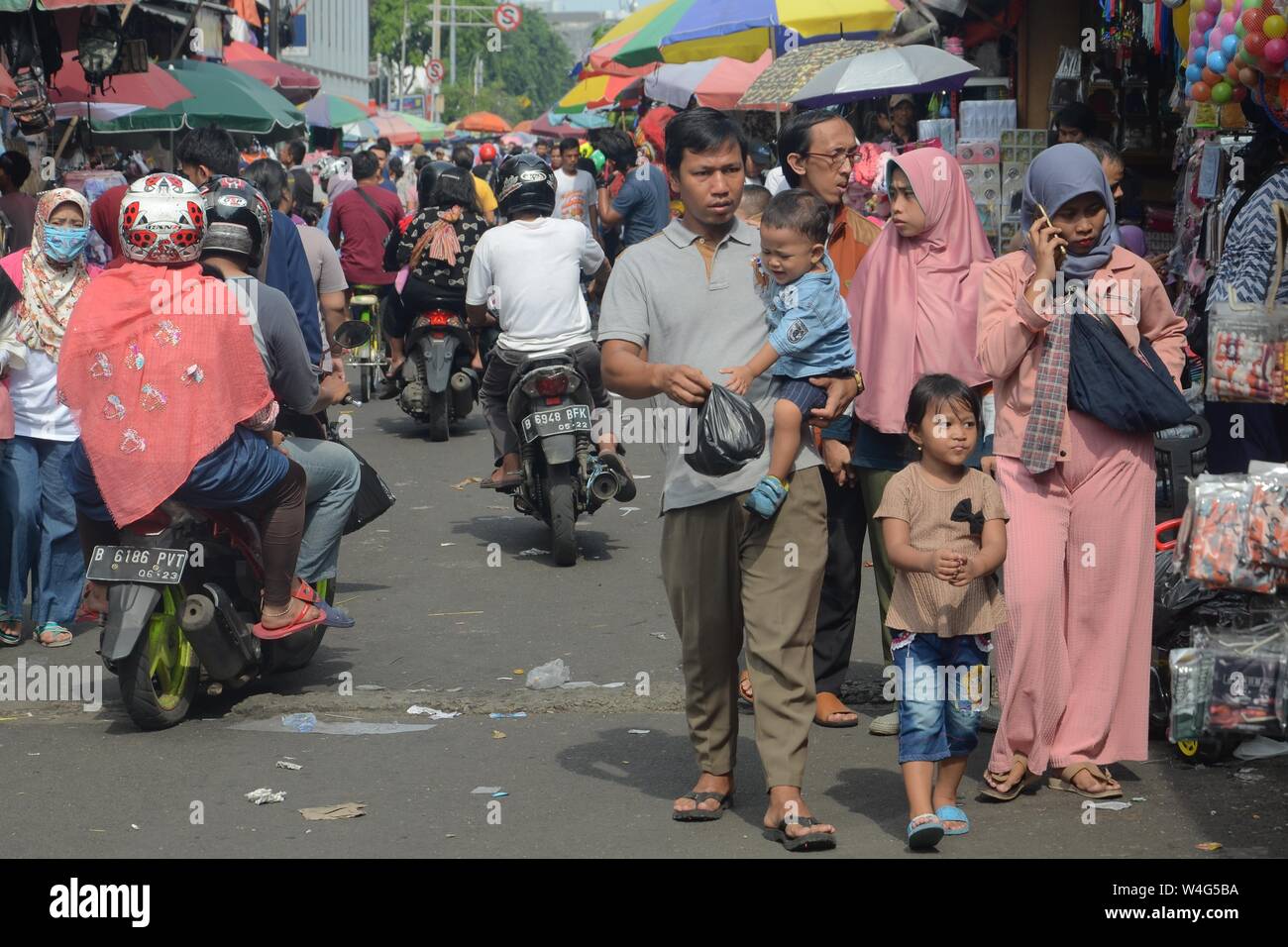 Asemka Markt, Jakarta, Indonesien - Juni 2019: eine Familie gehen zusammen in einem überfüllten Markt. Stockfoto