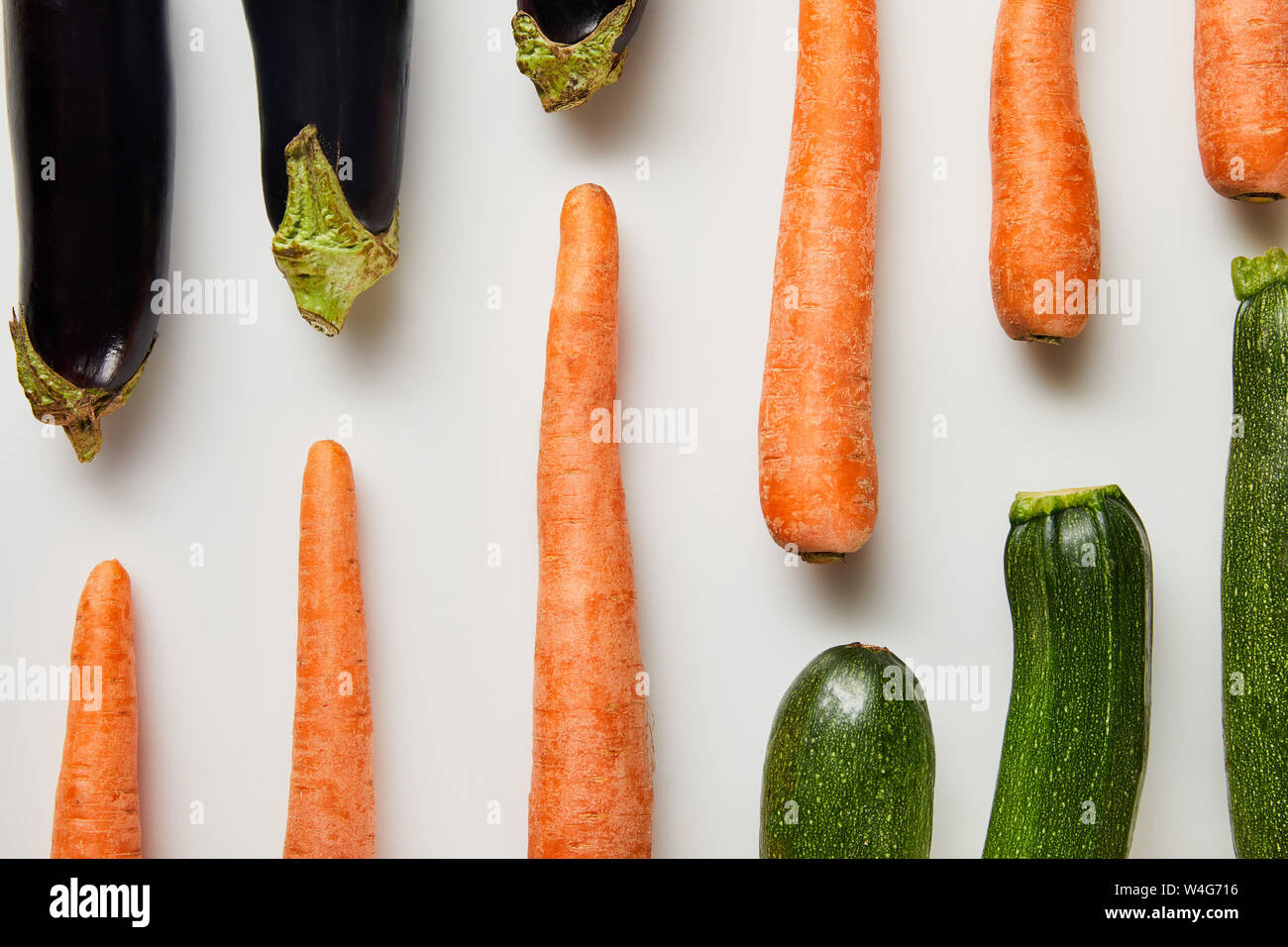 Flach mit frischen Karotten, Auberginen und Zucchini auf weißem Hintergrund Stockfoto
