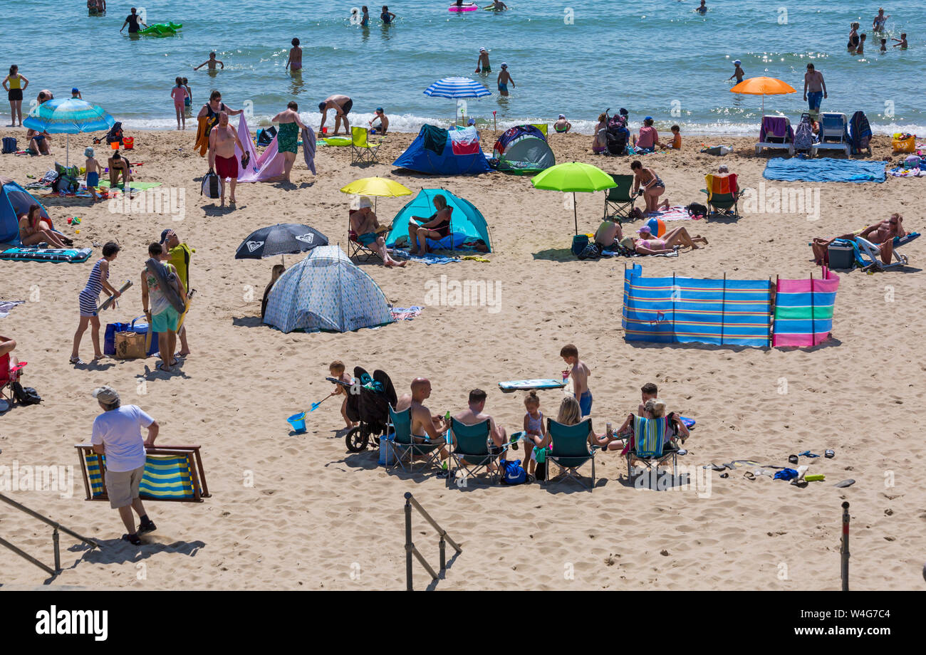 Bournemouth, Dorset UK. 23. Juli 2019. UK Wetter: Tausende strömen zu den Stränden von Bournemouth während der Hitzewelle auf einem glühend heißen und sonnigen Tag. Credit: Carolyn Jenkins/Alamy leben Nachrichten Stockfoto