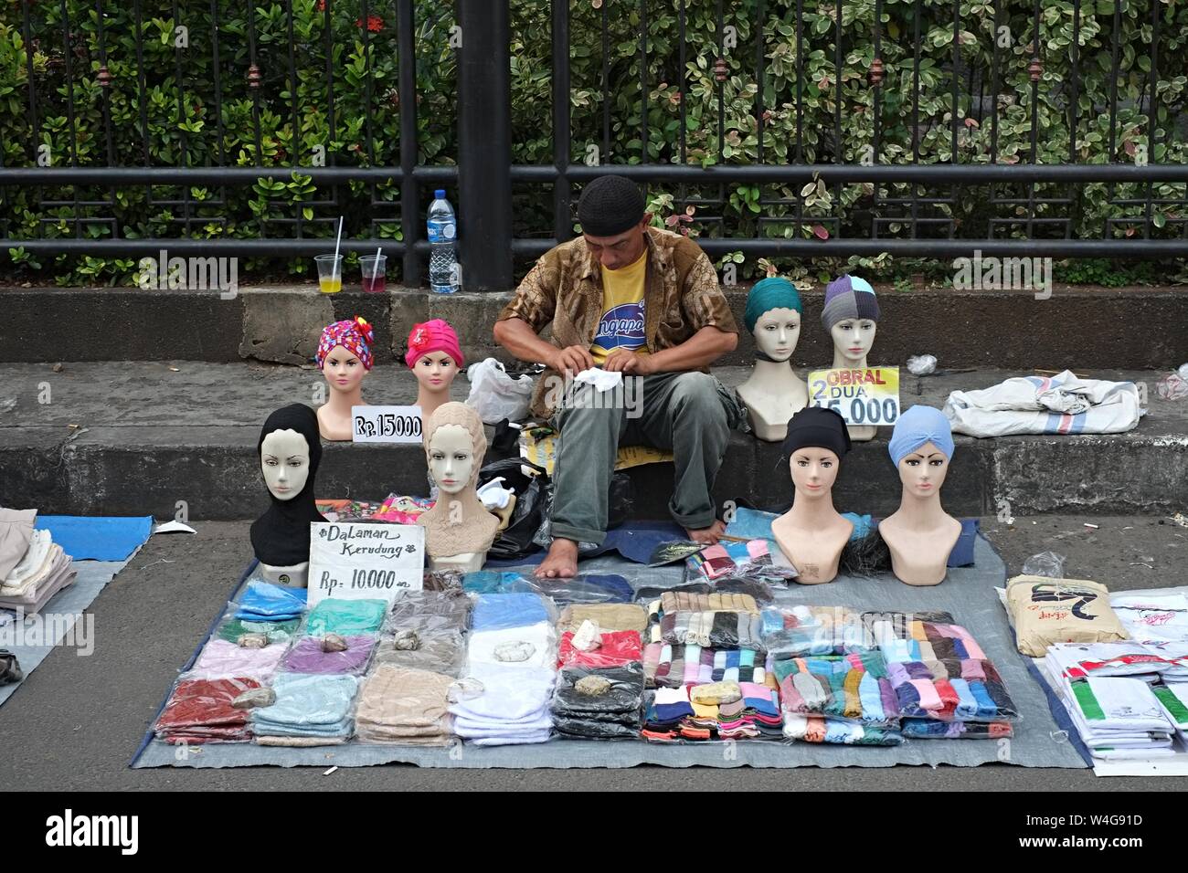 Jakarta, Indonesien - Juni 2019: Straße Verkäufer in Asemka Markt, Jakarta. Stockfoto