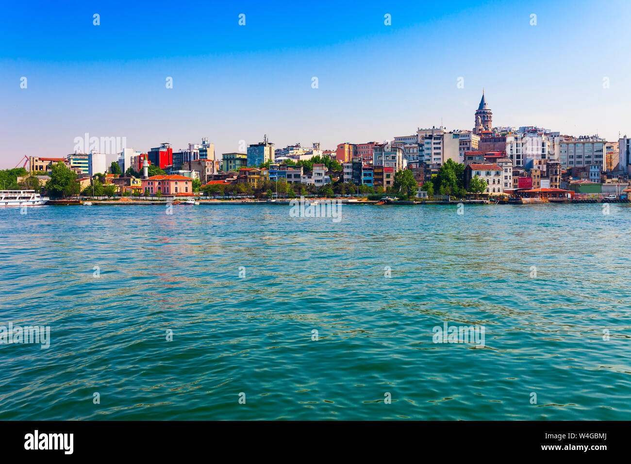 Panoramablick auf Istanbul. Panorama Stadtbild von berühmten touristischen Destination Golden Horn bay Teil des Bosporus. Reisen Landschaft Bosporus, Turk Stockfoto