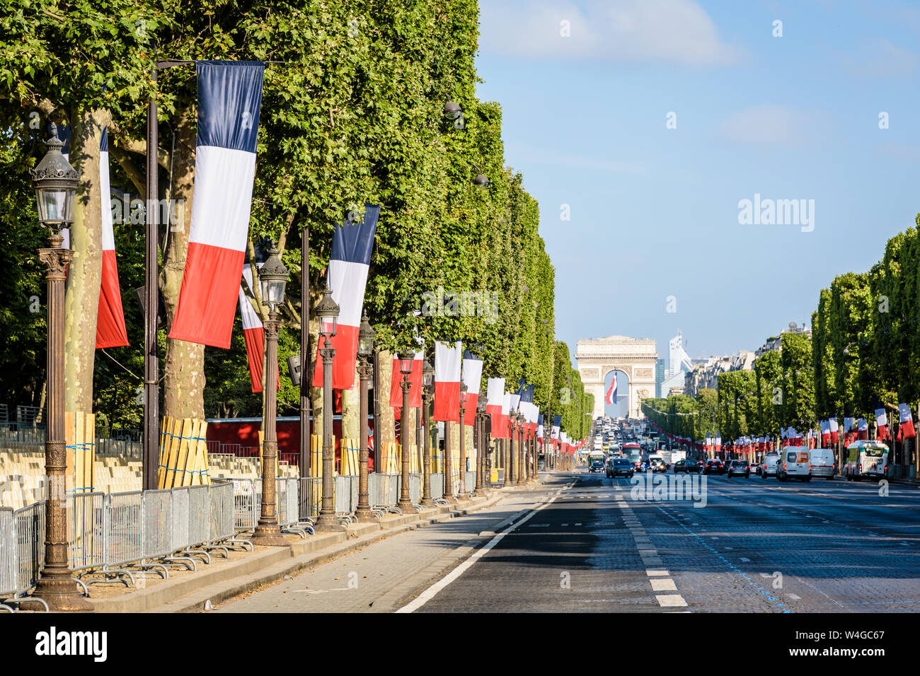 Für Meuterei auf der Avenue des Champs-Elysées in Paris, Frankreich, ist mit großen französischen Fahnen auf der gesamten Länge bis zum Arc de Triomphe. Stockfoto