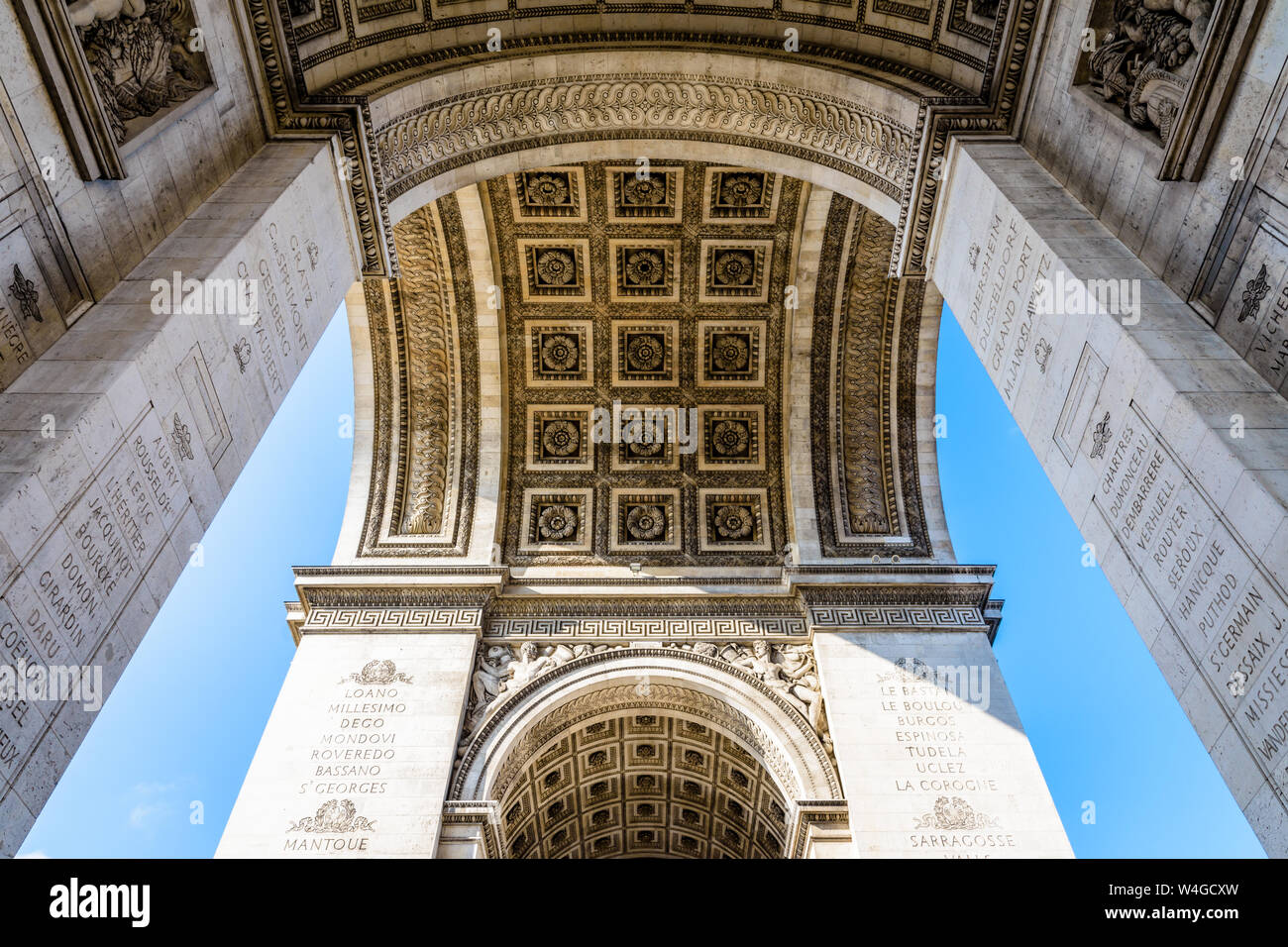 Das Gewölbe des Arc de Triomphe in Paris, Frankreich, von unten gesehen. Stockfoto