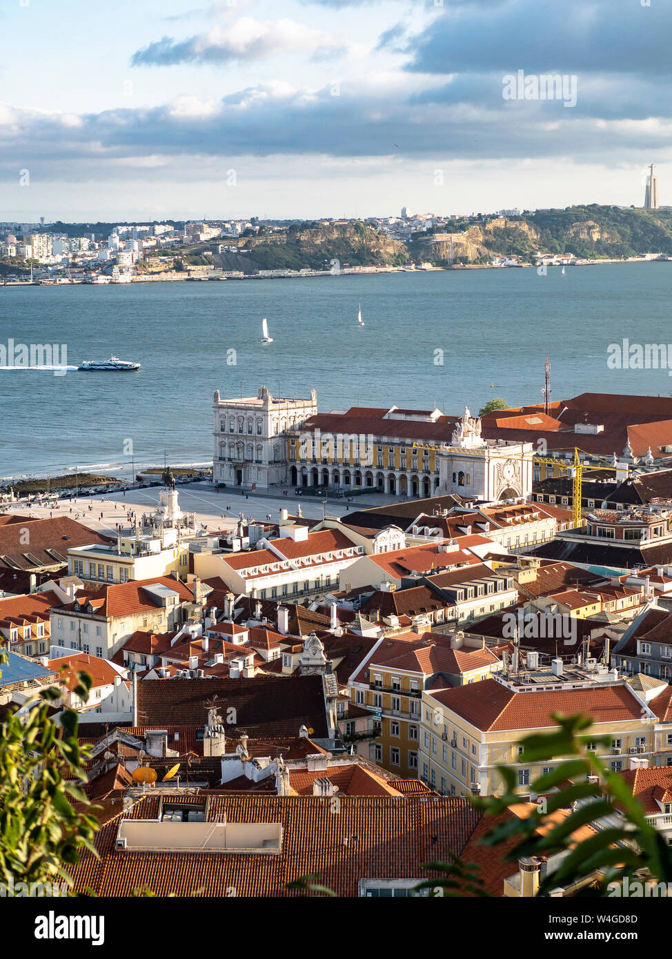 Blick über die Stadt, den Fluss Tejo vom Miradouro da Nossa Senhora do Monte, Lissabon, Portugal Stockfoto