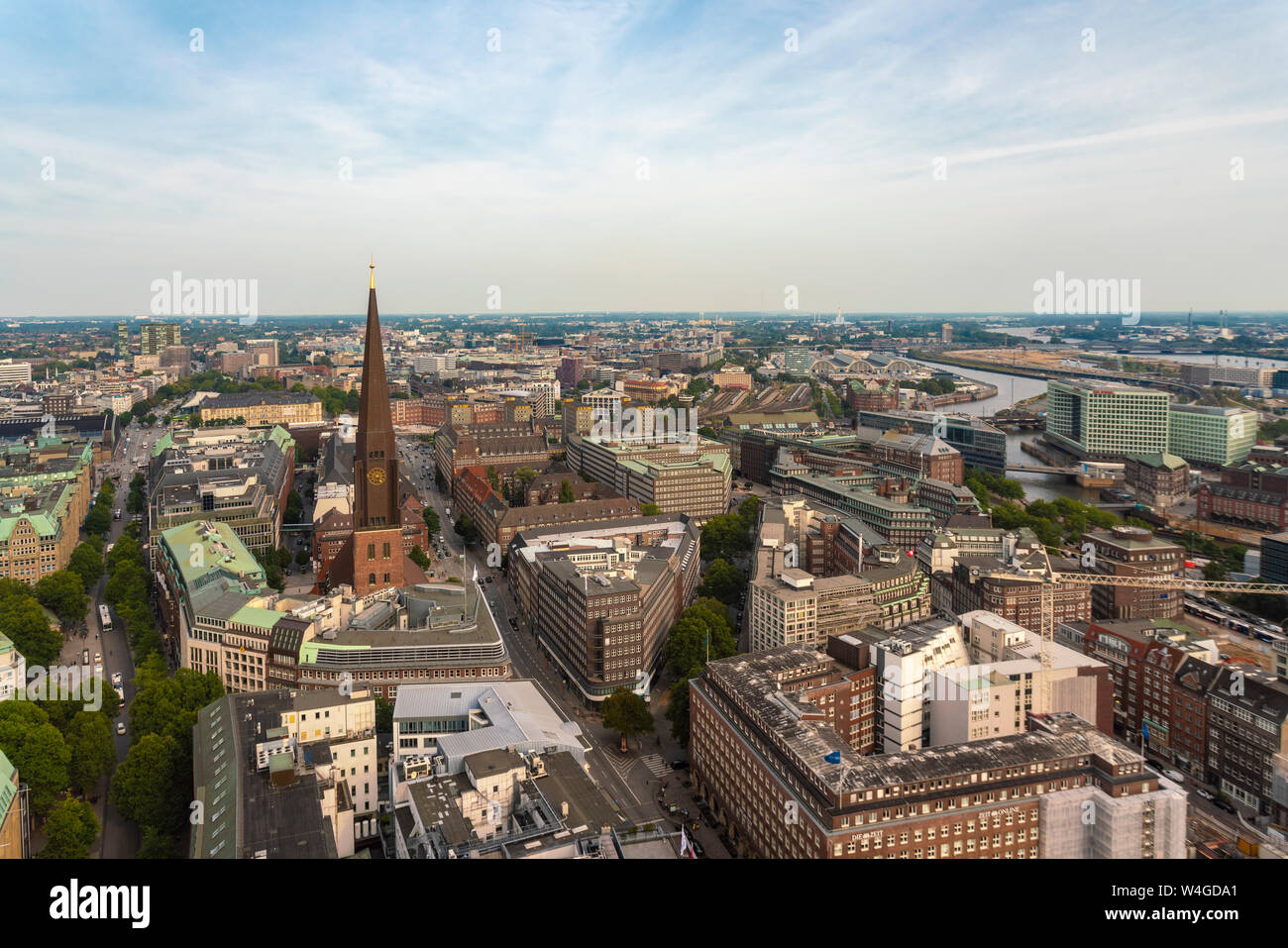 Stadtbild mit St. James' Church, Altstadt und St. Georg, Hamburg, Deutschland Stockfoto