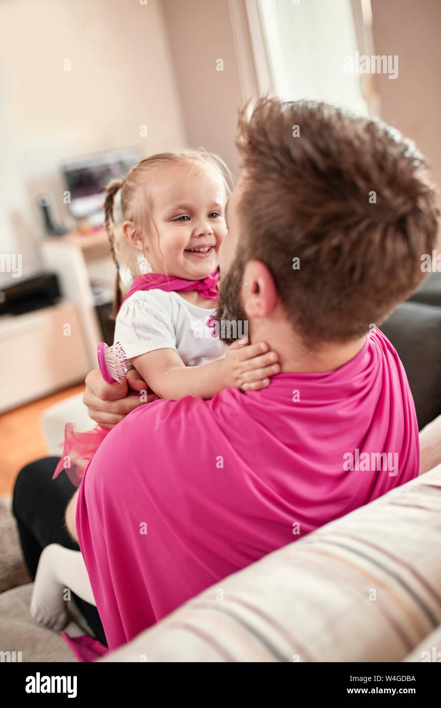 Vater und Tochter spielen Superhelden und superwoman Stockfoto