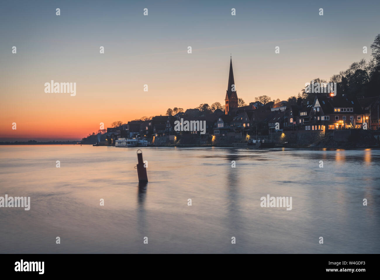 Stadtbild mit Elbe bei Sonnenuntergang, Lauenburg, Schleswig-Holstein, Deutschland Stockfoto