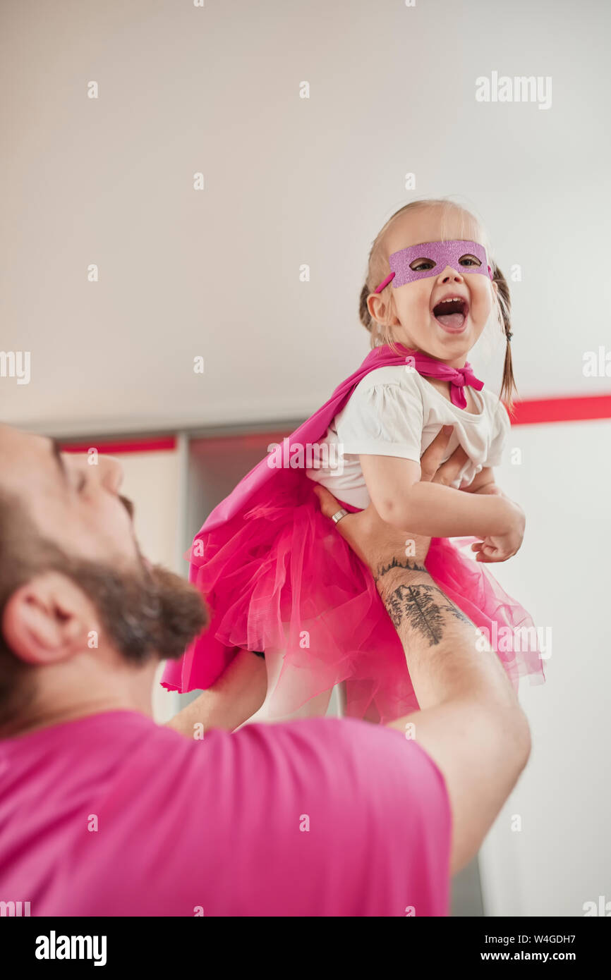 Vater und Tochter spielen Superhelden und superwoman Stockfoto