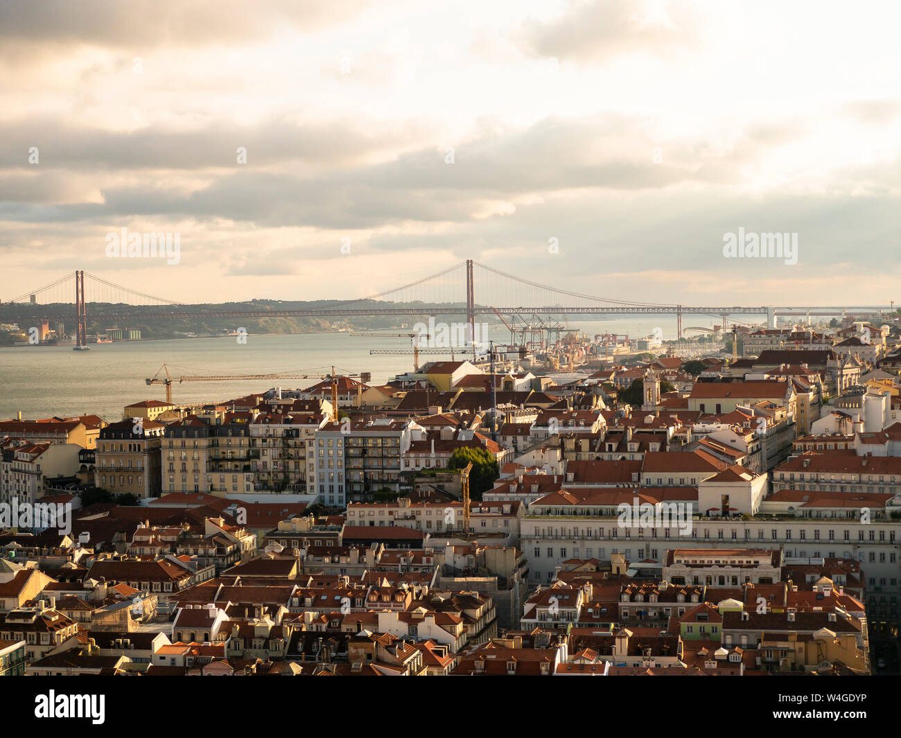 Blick über die Stadt mit der Ponte 25 de Abril Tejo Miradouro da Nossa Senhora do Monte, Lissabon, Portugal Stockfoto
