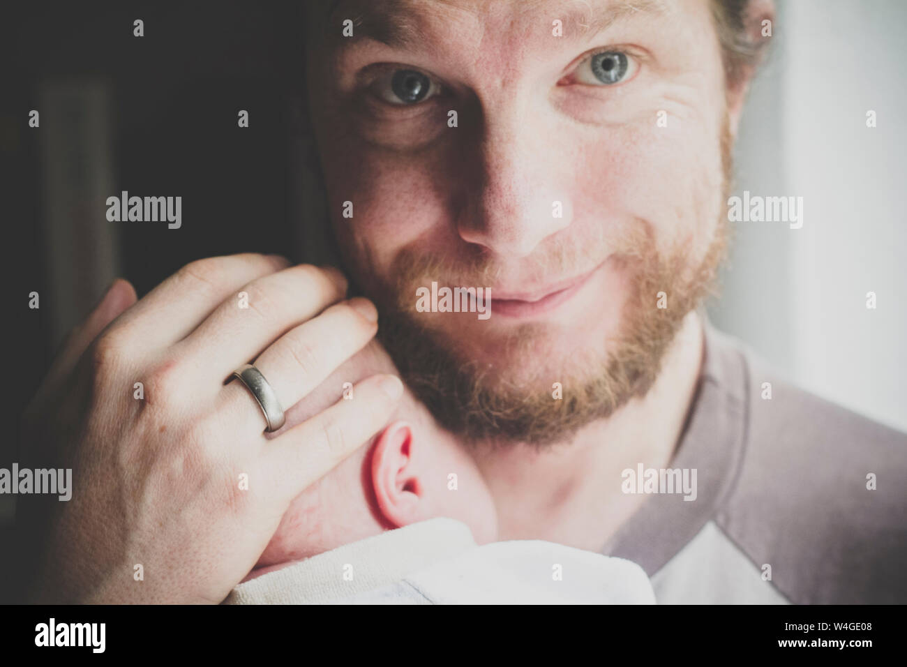 Portrait von Vater seinen 1-Wochen alten Sohn Stockfoto