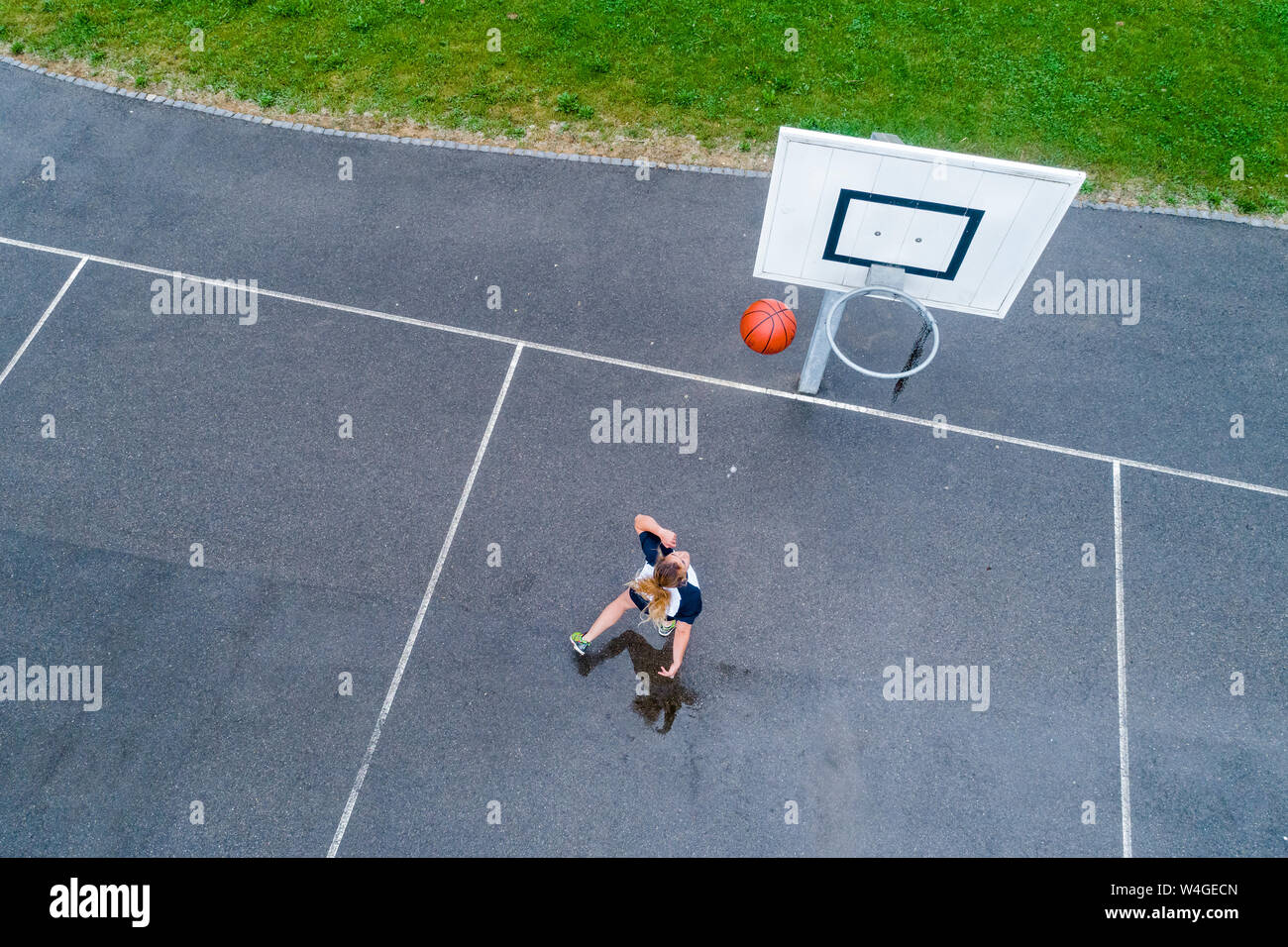 Junge Frau spielt Basketball, von oben gesehen Stockfoto