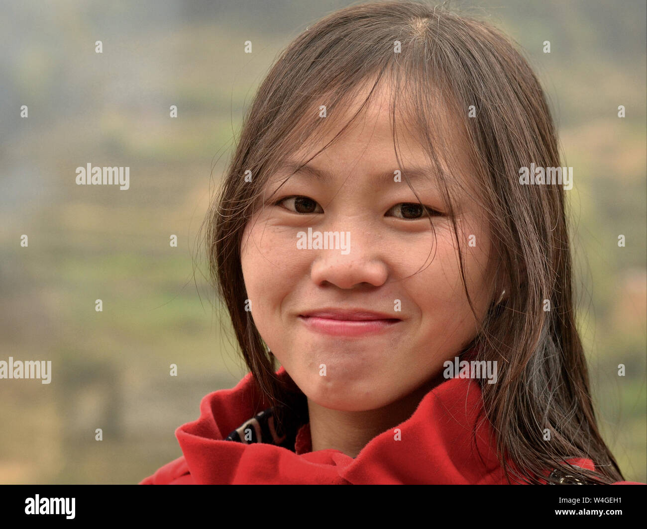 Junge vietnamesische Frau mit schönen orientalischen Augen posiert für die Kamera. Stockfoto