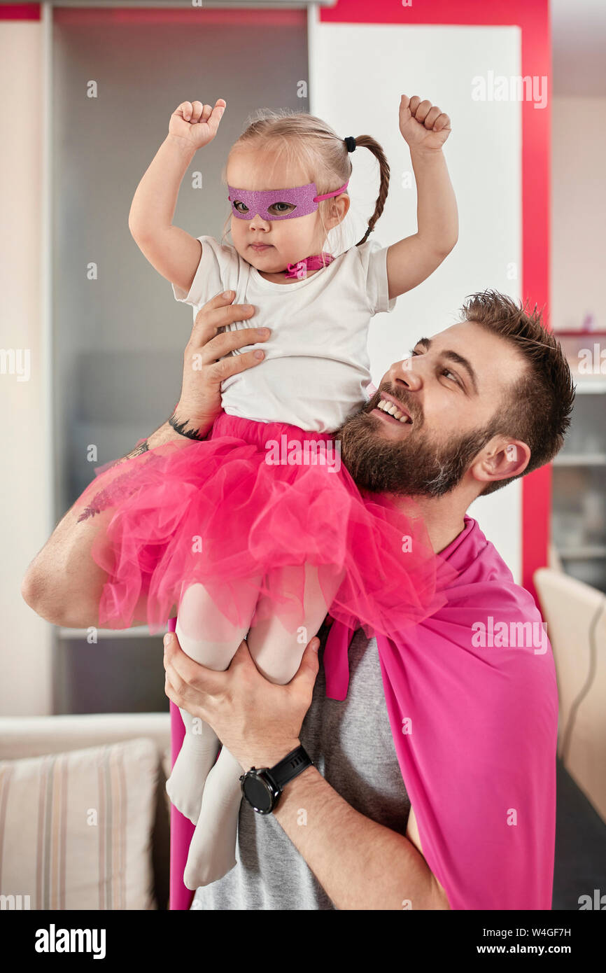 Vater und Tochter spielen Superhelden und superwoman Stockfoto