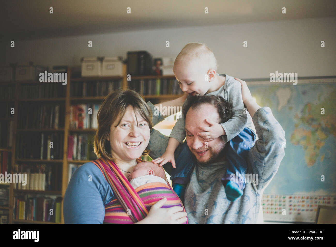 Portrait der glücklichen Familie von vier zu Hause Stockfoto