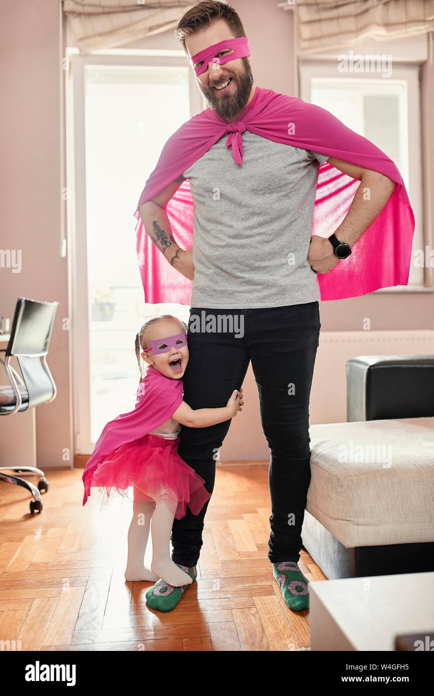 Vater und Tochter spielen Super Hero und superwoman Stockfoto