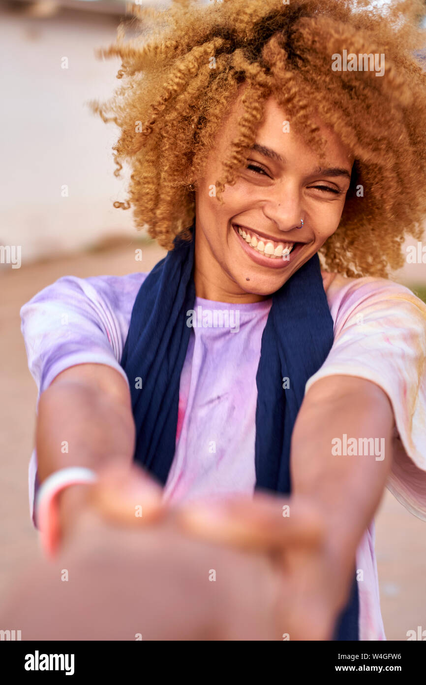 Portrait von Happy woman holding Hand Stockfoto