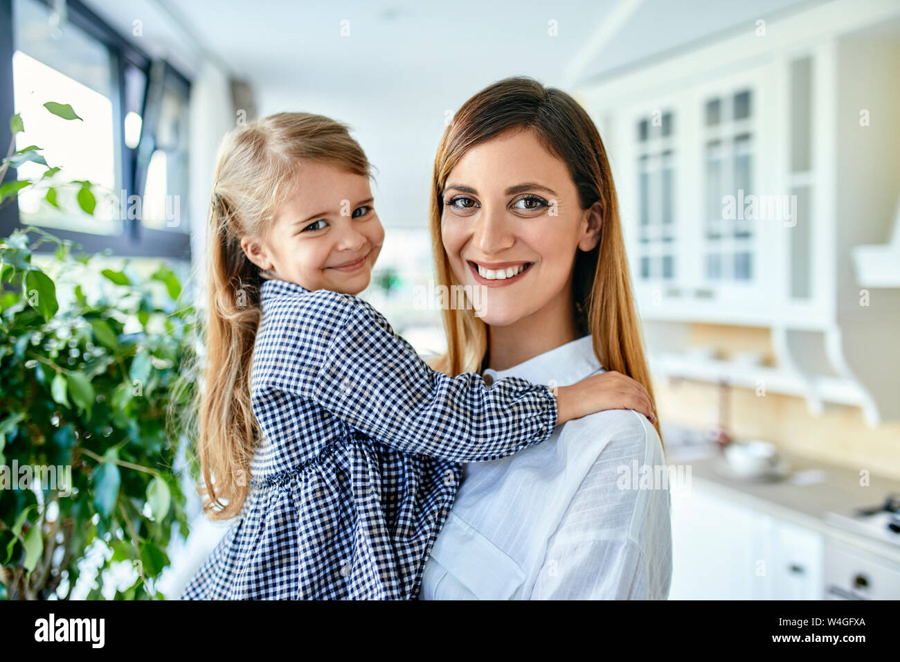 Portrait Mutter und Tochter, Shopping in ein Möbelhaus Stockfoto