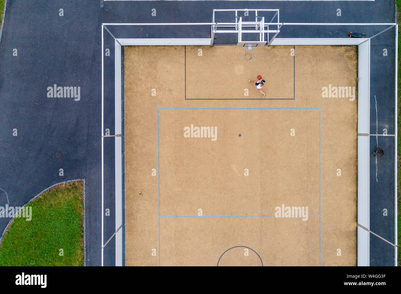 Junge Frau spielt Basketball, Luftaufnahme Stockfoto