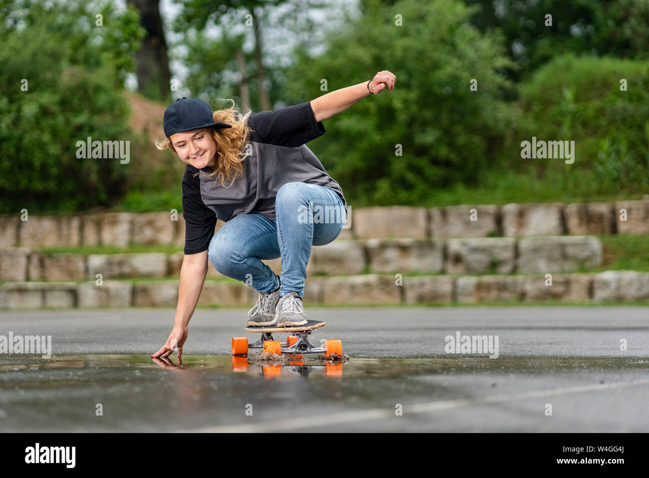 Junge Frau balancieren auf skateboard Stockfoto