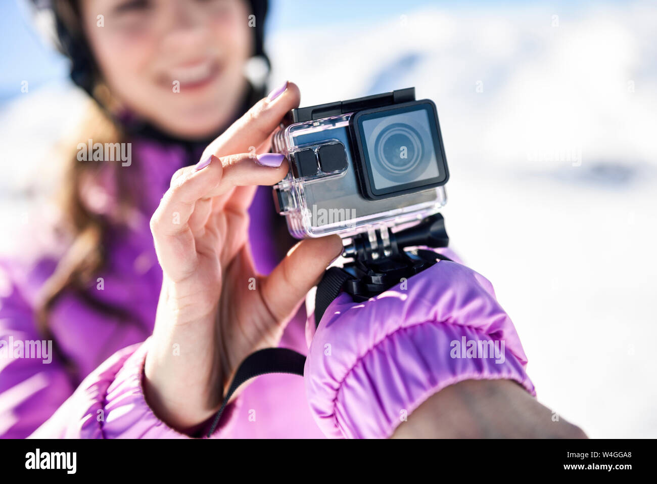 Nahaufnahme der Frau in skikleidung Filmen mit einer Aktion Kamera Stockfoto
