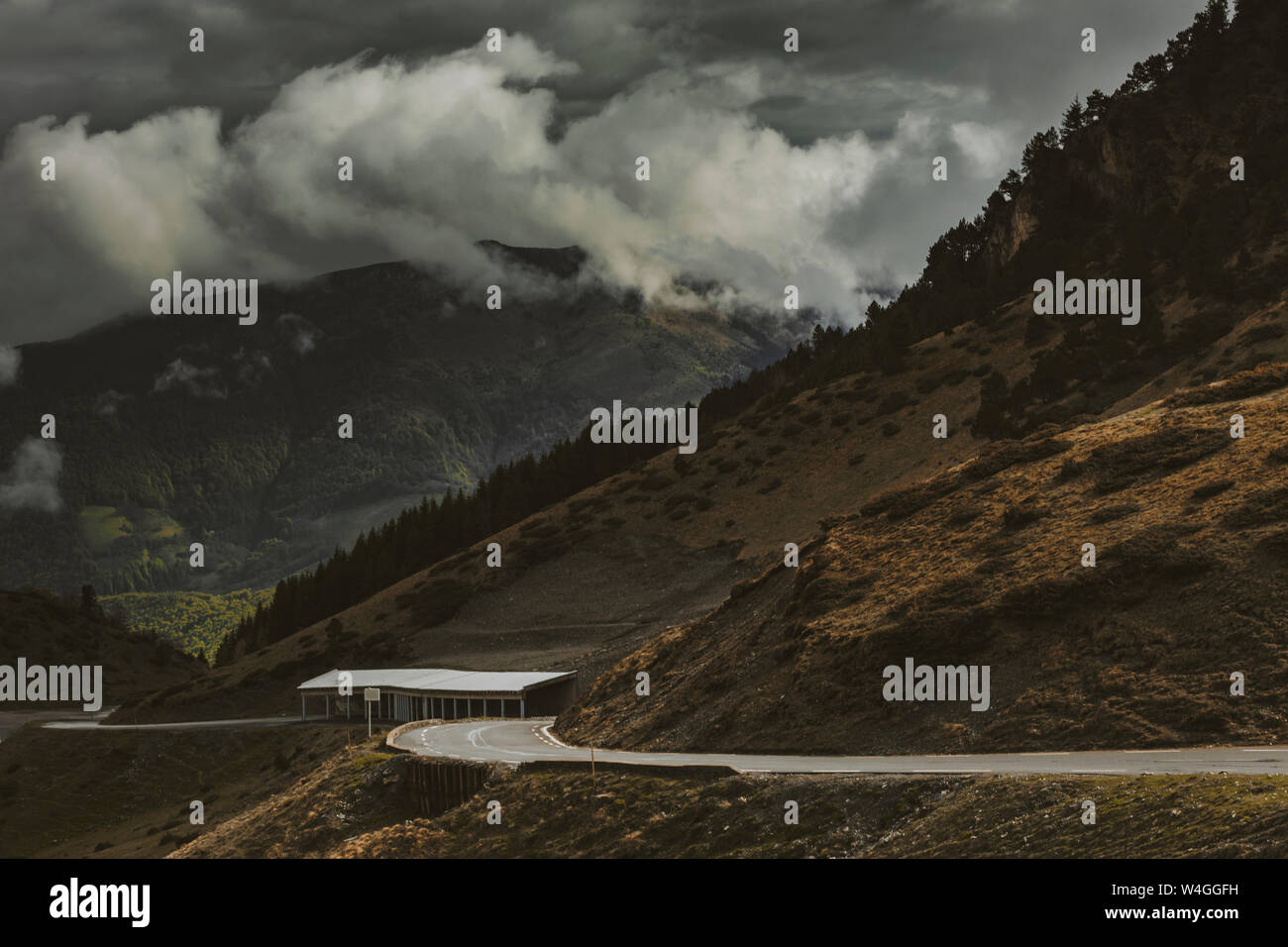 Dramatische Landschaft der Gewitterwolken und Straße auf Midi-Pyrenees, Frankreich Stockfoto
