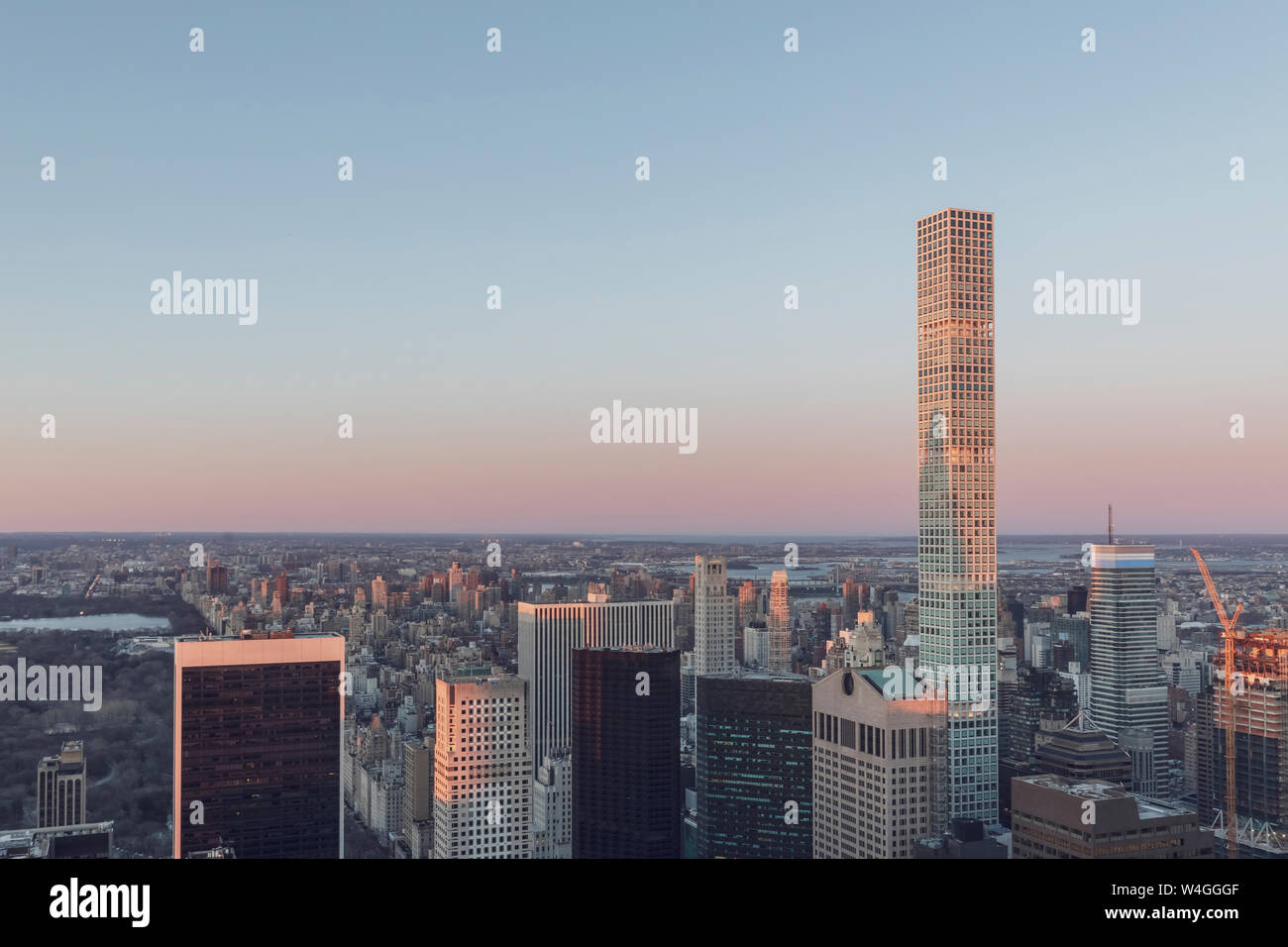 Skyline bei Sonnenuntergang mit 432 Park Avenue Wolkenkratzer, Manhattan, New York City, USA Stockfoto