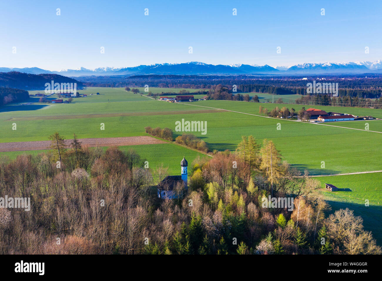 Luftaufnahme der Kapelle St. Georg, in der Nähe von dietramszell Ascholding, toelzer Land, Oberbayern, Deutschland Stockfoto